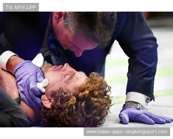 UFC飞膝出击成为当晚最大亮点