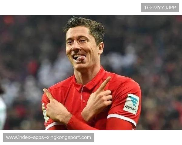 拜仁莱万中路支点回做队友推射入网